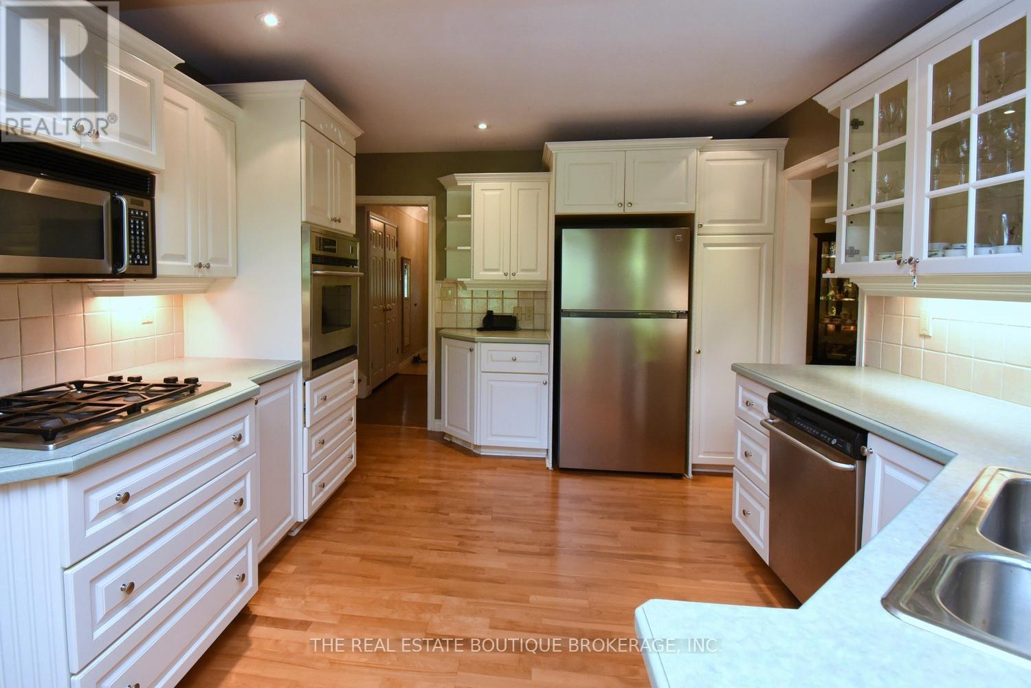 Crisp white kitchen with stainless appliances - 4131 Lorraine Crescent, Burlington, ON - Indoor Photo Showing Kitchen With Upgraded Kitchen