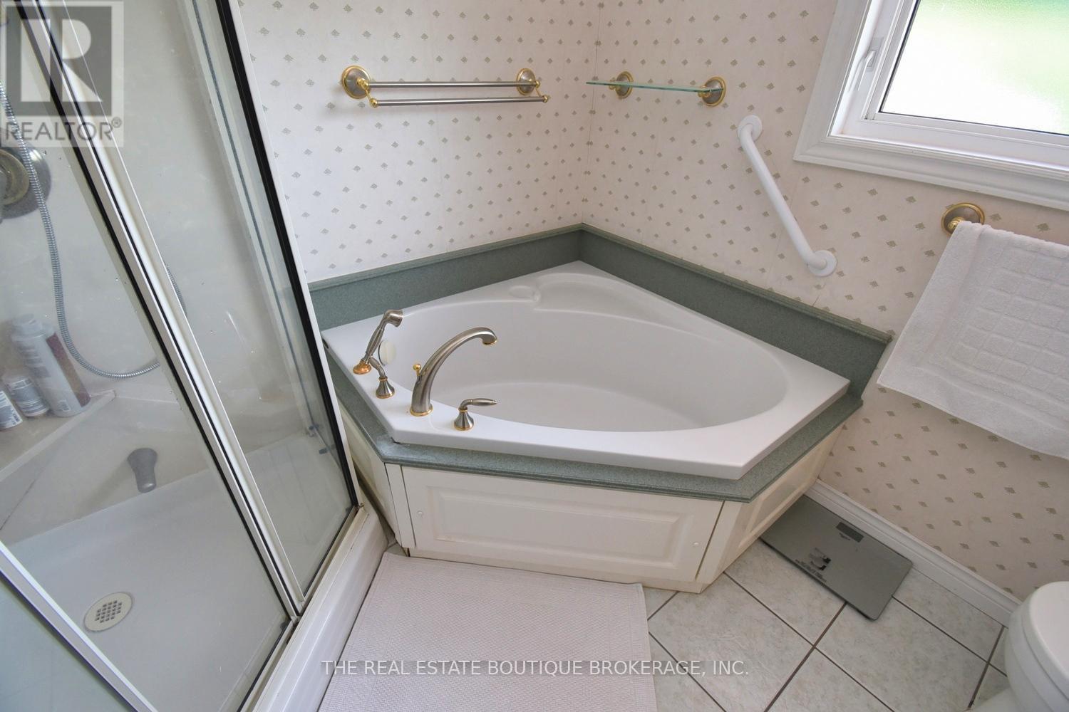 4 pc bathroom, soaker tub and separate shower - 4131 Lorraine Crescent, Burlington, ON - Indoor Photo Showing Bathroom