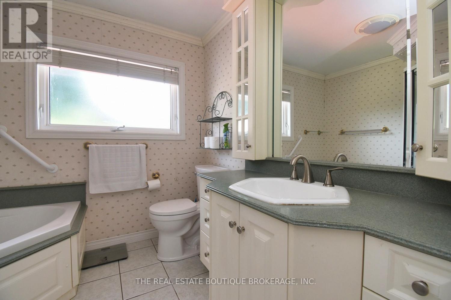 4 pc bathroom, soaker tub and separate shower - 4131 Lorraine Crescent, Burlington, ON - Indoor Photo Showing Bathroom