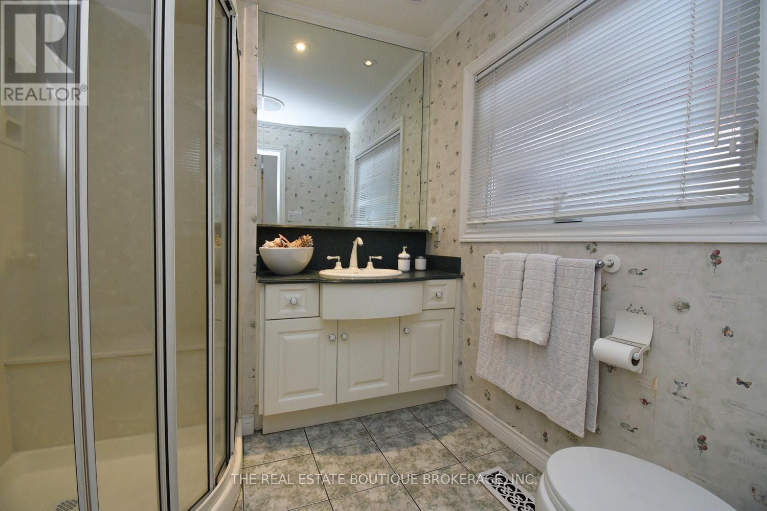 3 pc Bath with shower - 4131 Lorraine Crescent, Burlington, ON - Indoor Photo Showing Bathroom