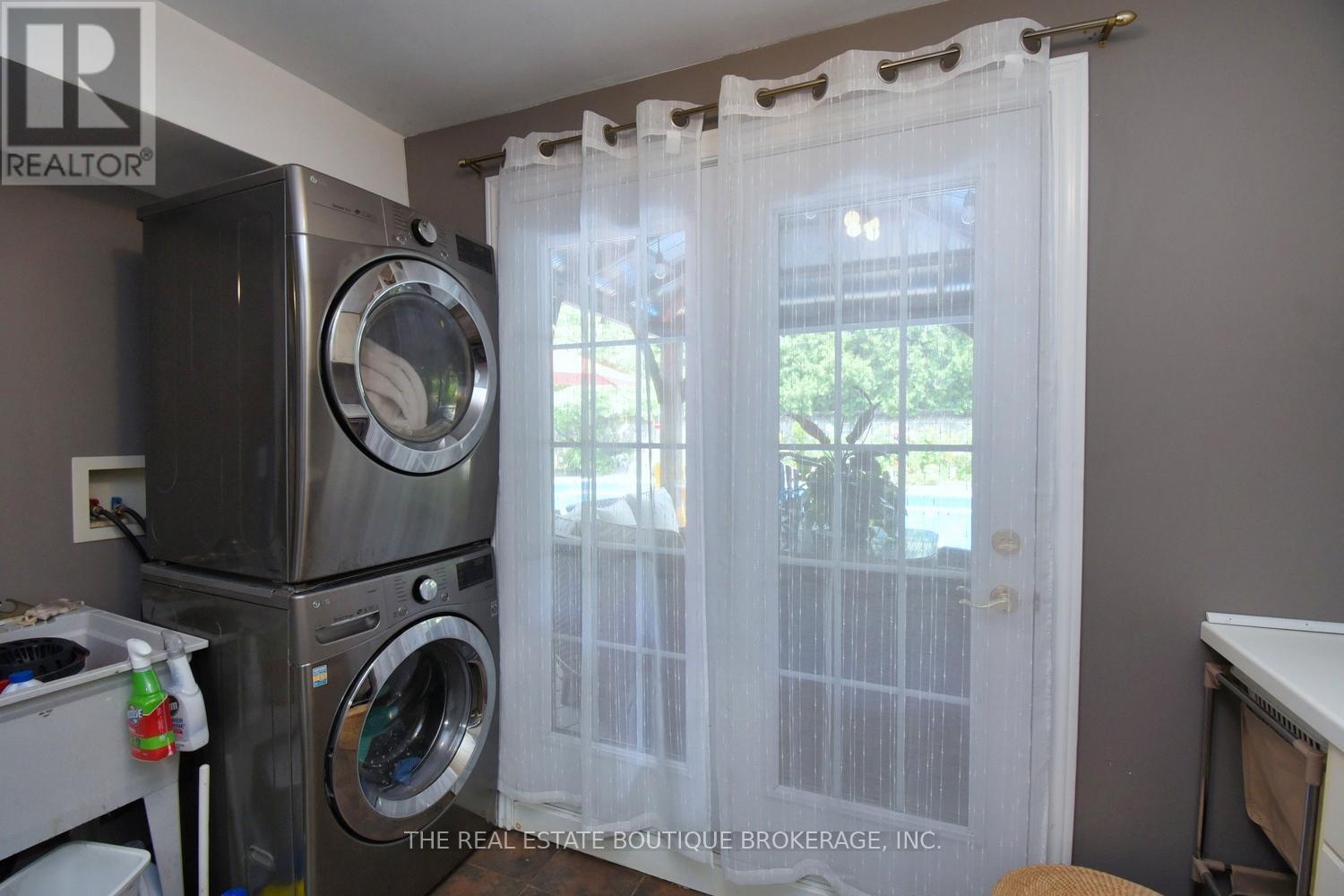 Laundry Room/ Mud Room leading to backyard - 4131 Lorraine Crescent, Burlington, ON - Indoor Photo Showing Laundry Room
