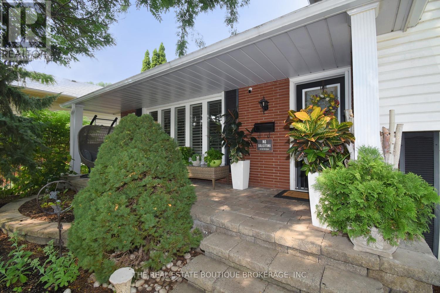 Charming Covered Front Porch - 4131 Lorraine Crescent, Burlington, ON - Outdoor
