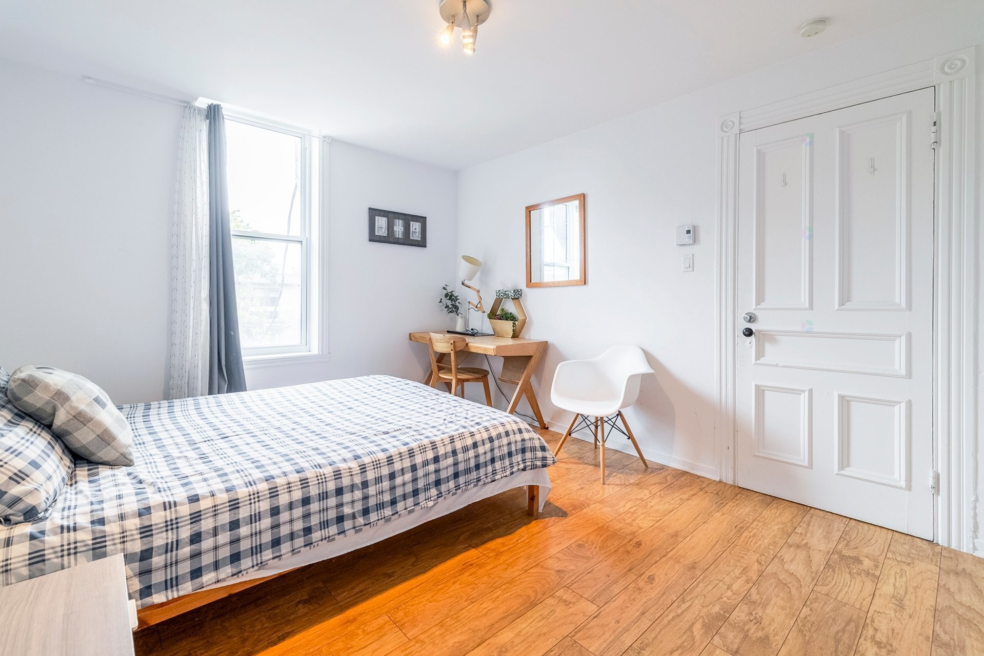 Chambre à coucher - 1580 Rue De Champlain, Montréal (Ville-Marie), QC - Indoor Photo Showing Bedroom