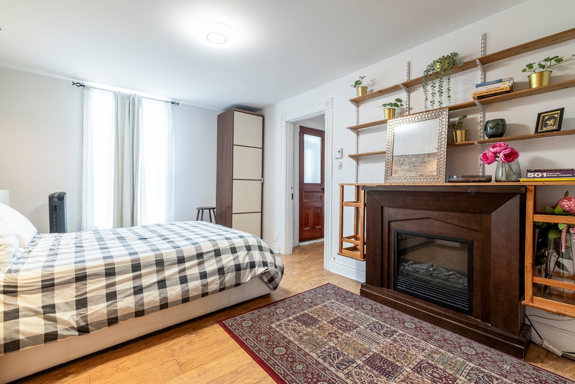 Chambre à coucher - 1580 Rue De Champlain, Montréal (Ville-Marie), QC - Indoor Photo Showing Bedroom With Fireplace