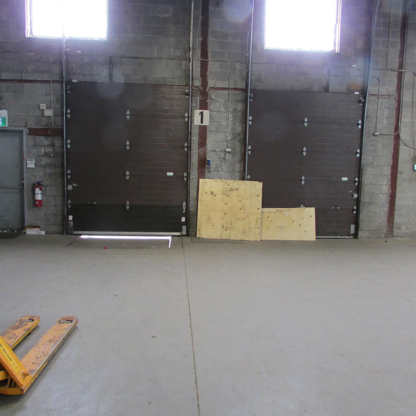 Shipping (door/dock) - 843 Rue Tecumseh, Dollard-Des-Ormeaux, QC - Indoor Photo Showing Garage