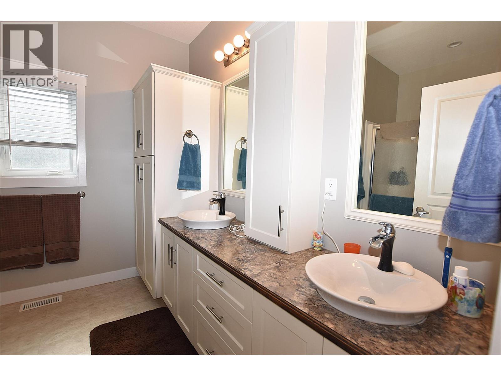 his and her sinks - 9510 Highway 97N Unit# 170, Vernon, BC