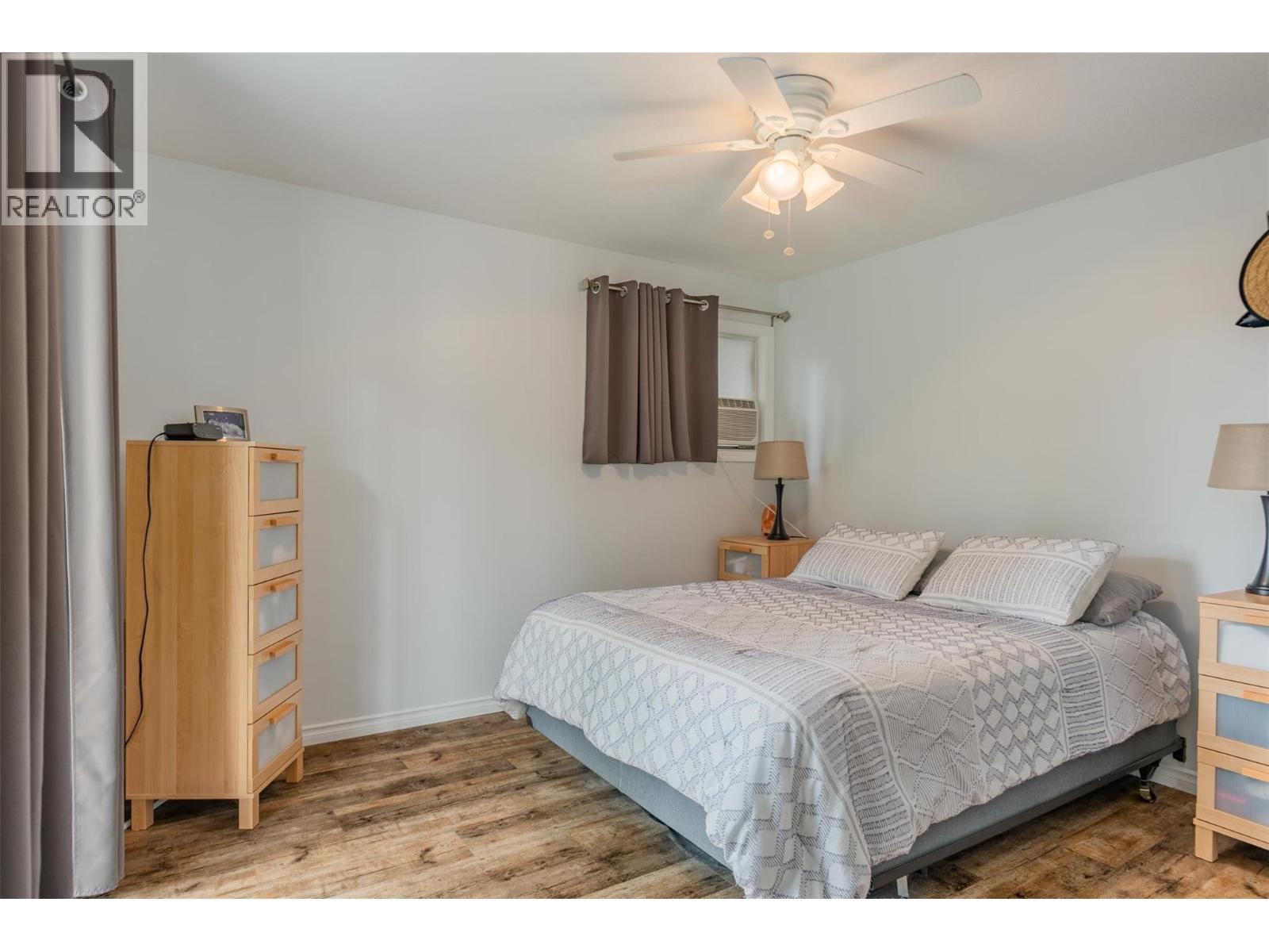 705 8Th Avenue, Montrose, BC - Indoor Photo Showing Bedroom