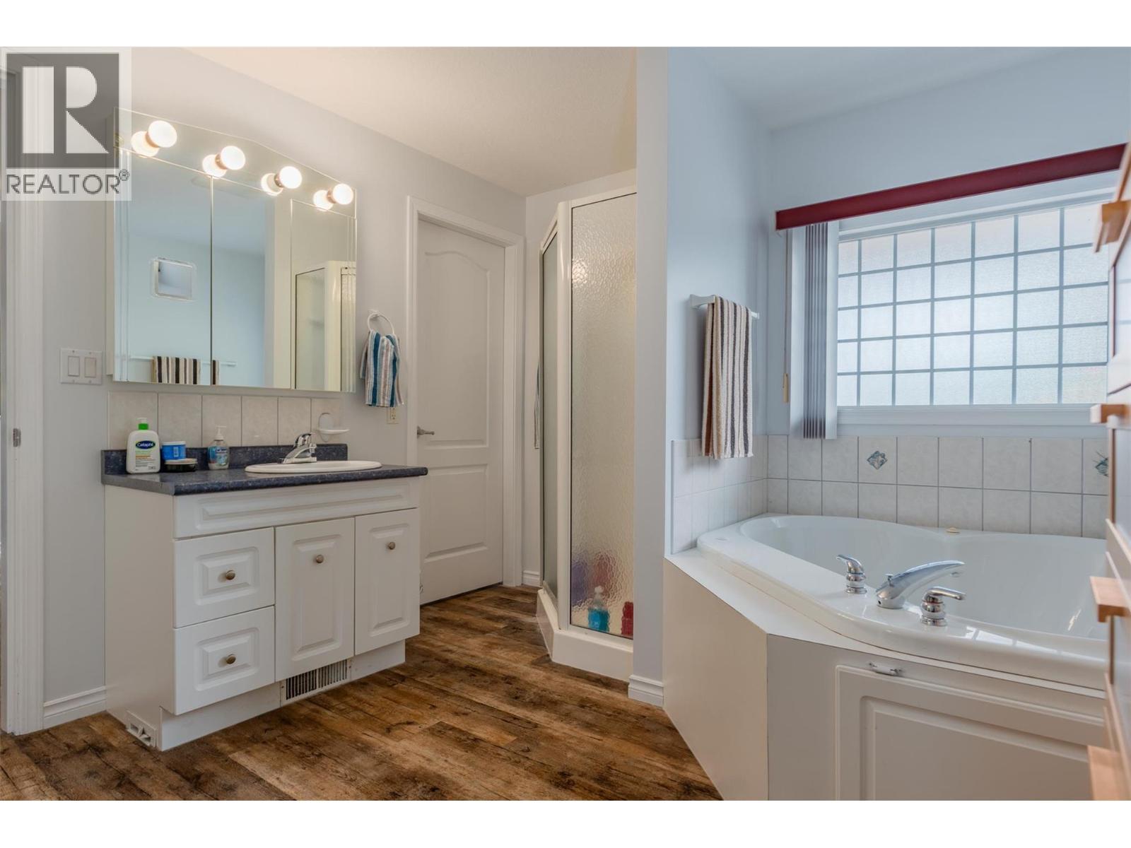 705 8Th Avenue, Montrose, BC - Indoor Photo Showing Bathroom