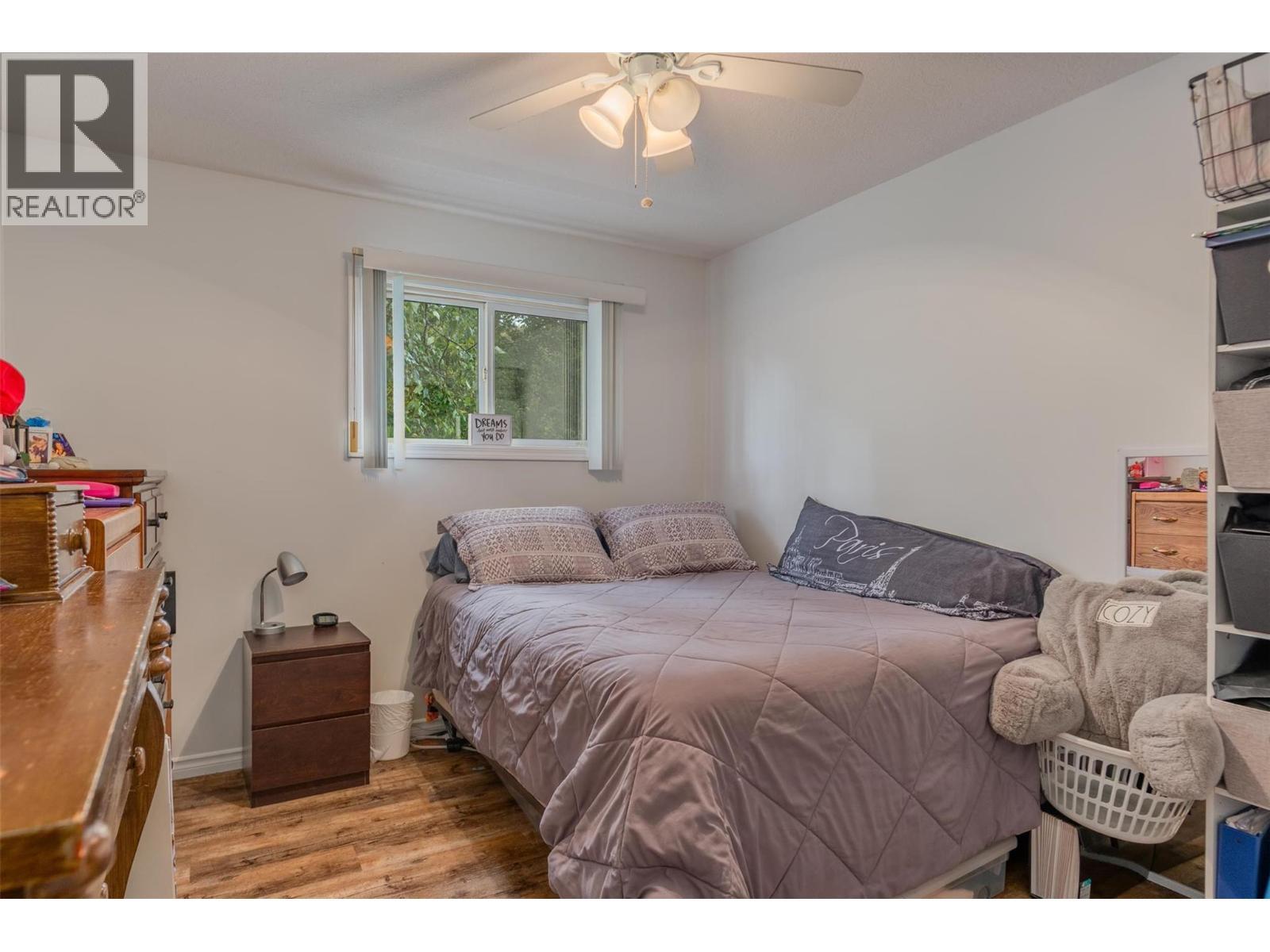 705 8Th Avenue, Montrose, BC - Indoor Photo Showing Bedroom