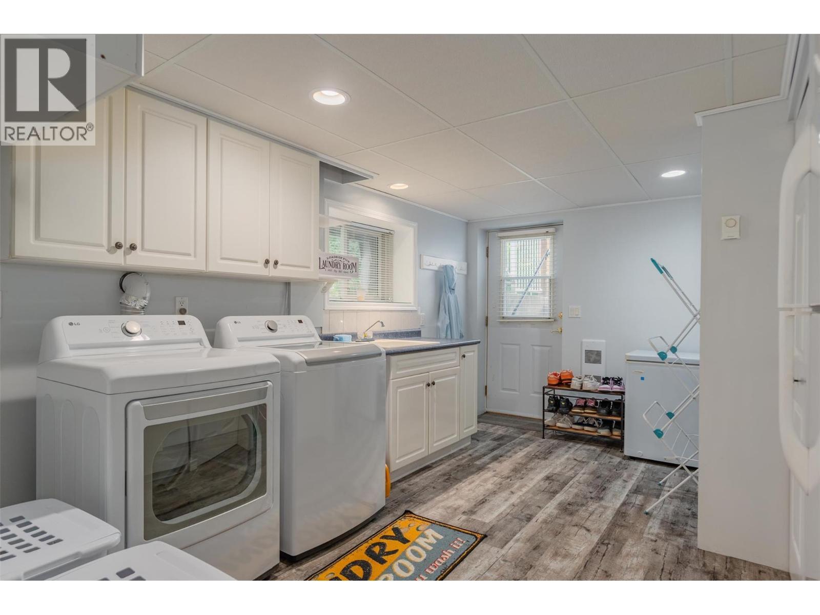 705 8Th Avenue, Montrose, BC - Indoor Photo Showing Laundry Room