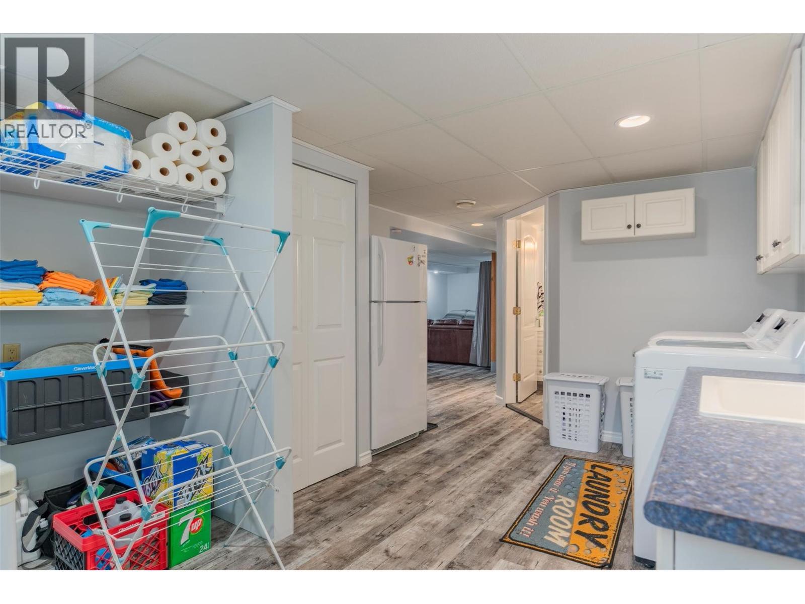 705 8Th Avenue, Montrose, BC - Indoor Photo Showing Laundry Room