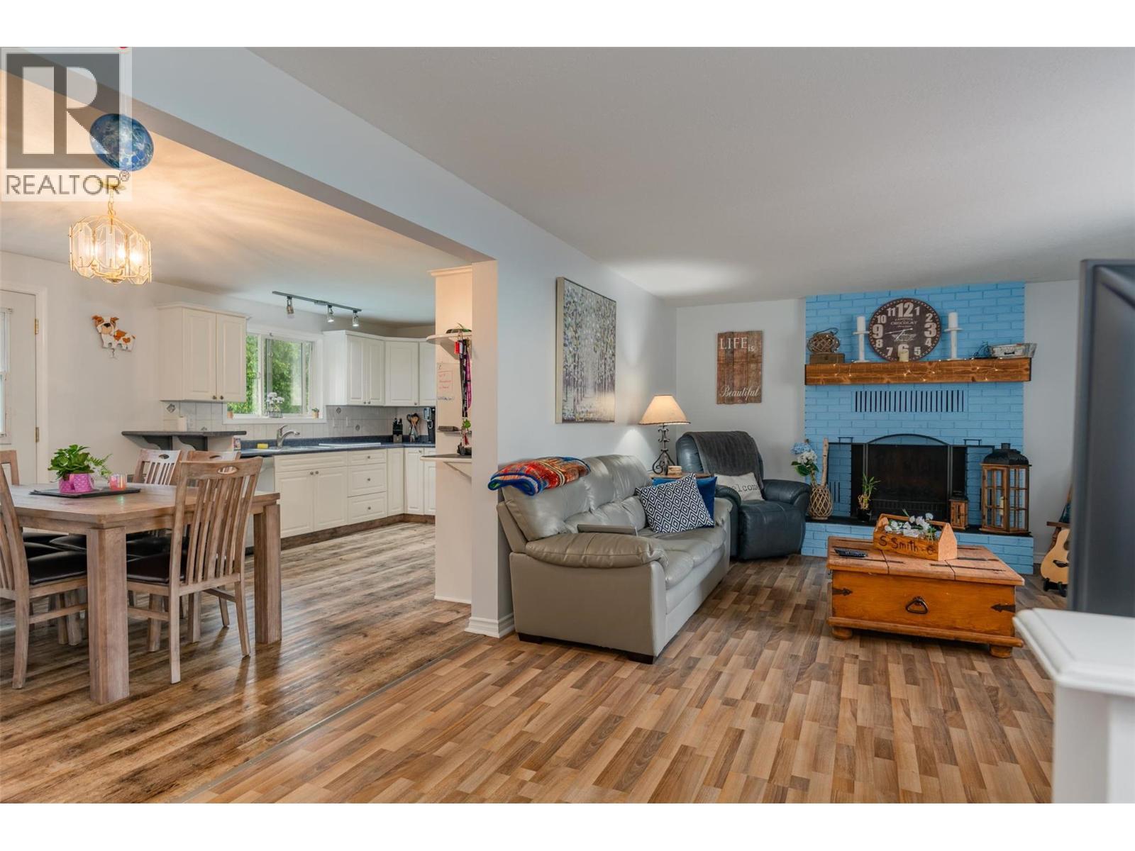 705 8Th Avenue, Montrose, BC - Indoor