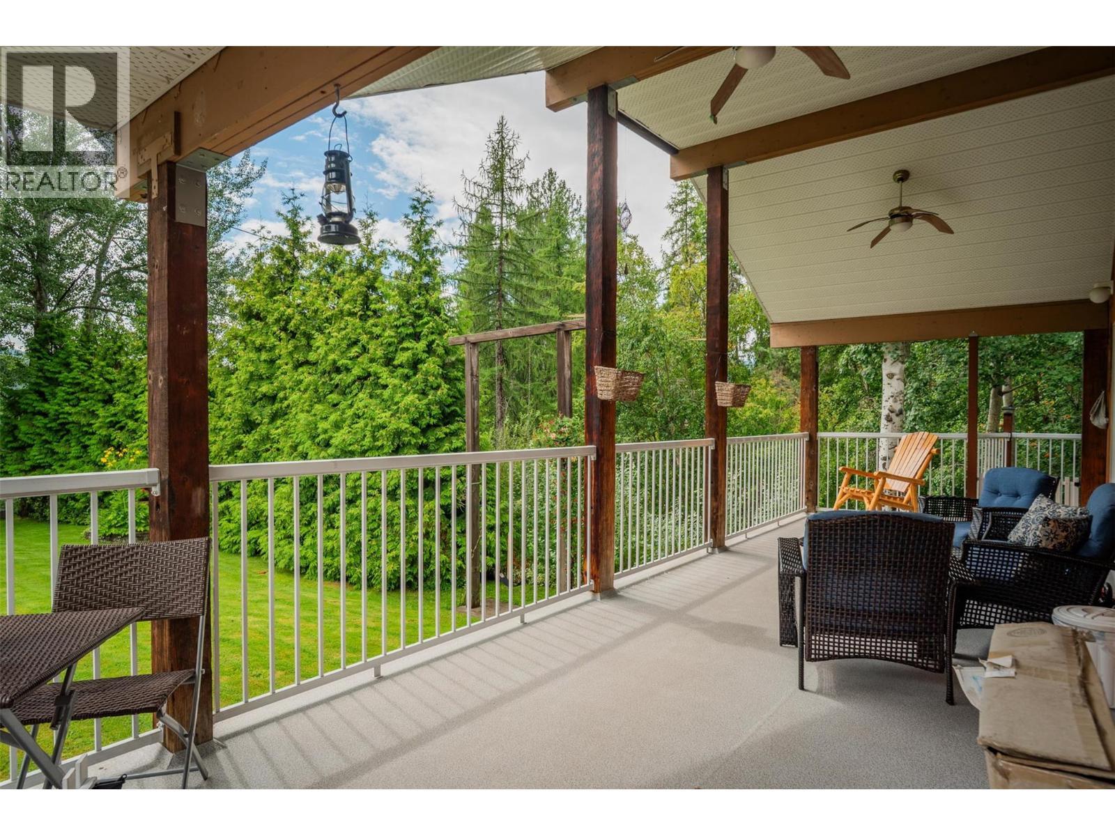 705 8Th Avenue, Montrose, BC - Outdoor With Deck Patio Veranda With Exterior