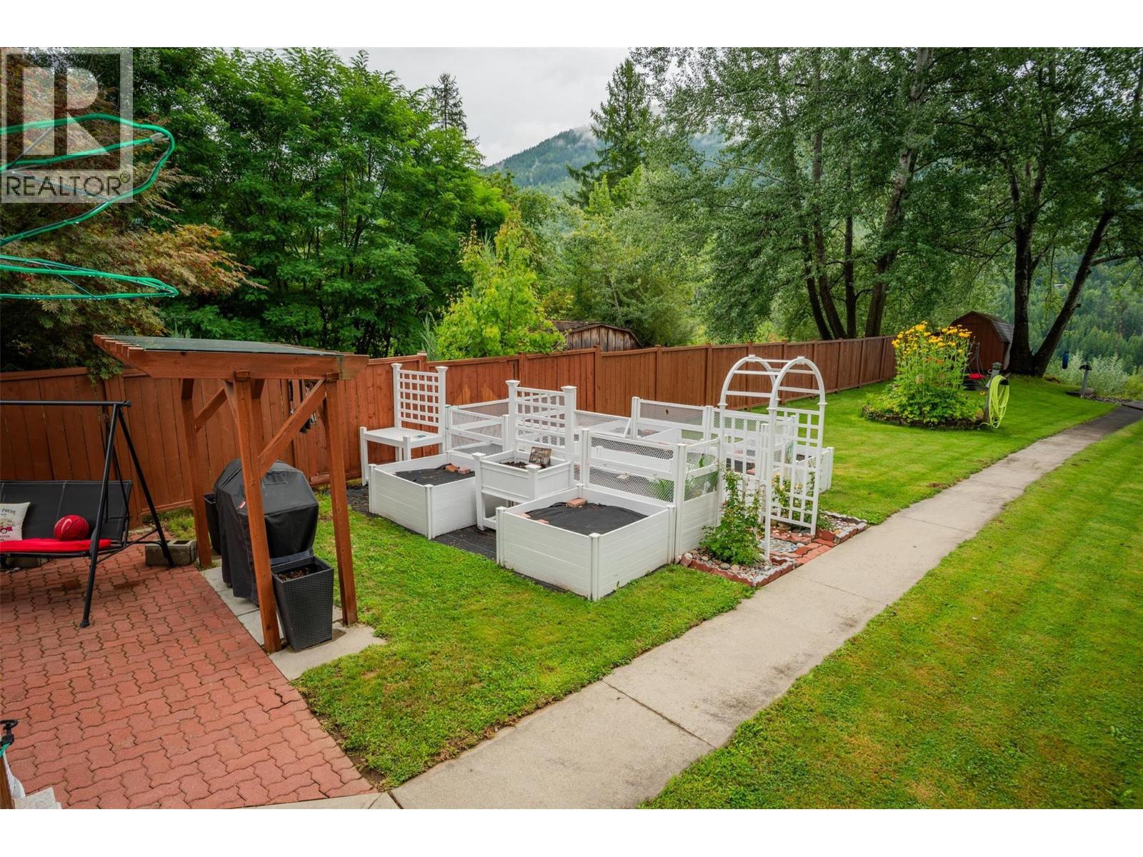 705 8Th Avenue, Montrose, BC - Outdoor With Deck Patio Veranda