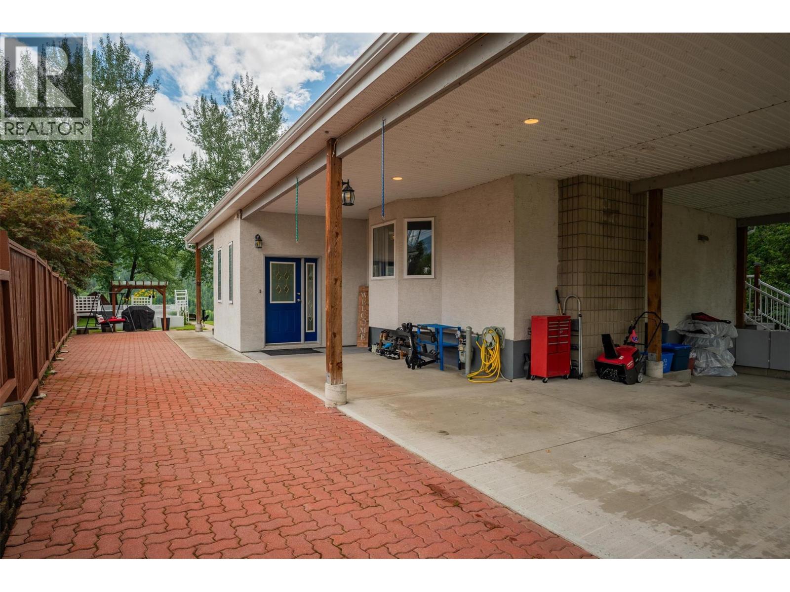 705 8Th Avenue, Montrose, BC - Outdoor With Exterior