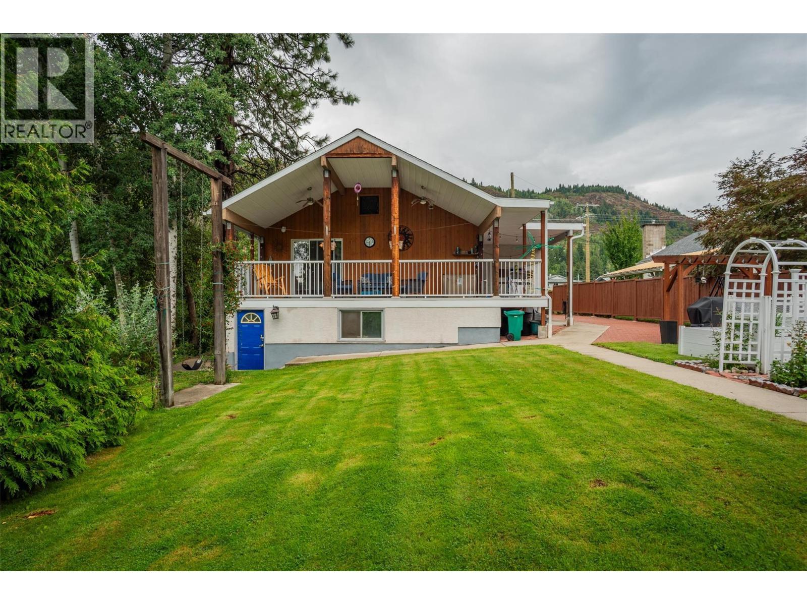 705 8Th Avenue, Montrose, BC - Outdoor