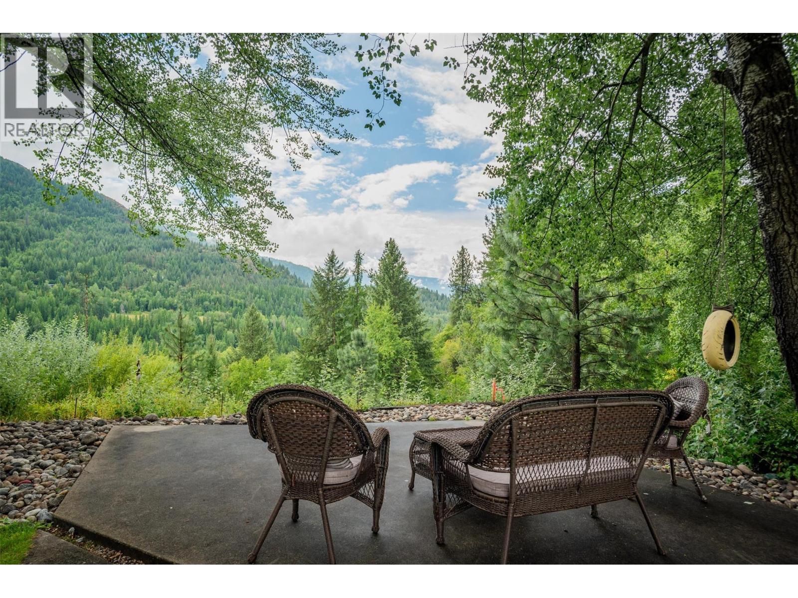 705 8Th Avenue, Montrose, BC - Outdoor With Deck Patio Veranda
