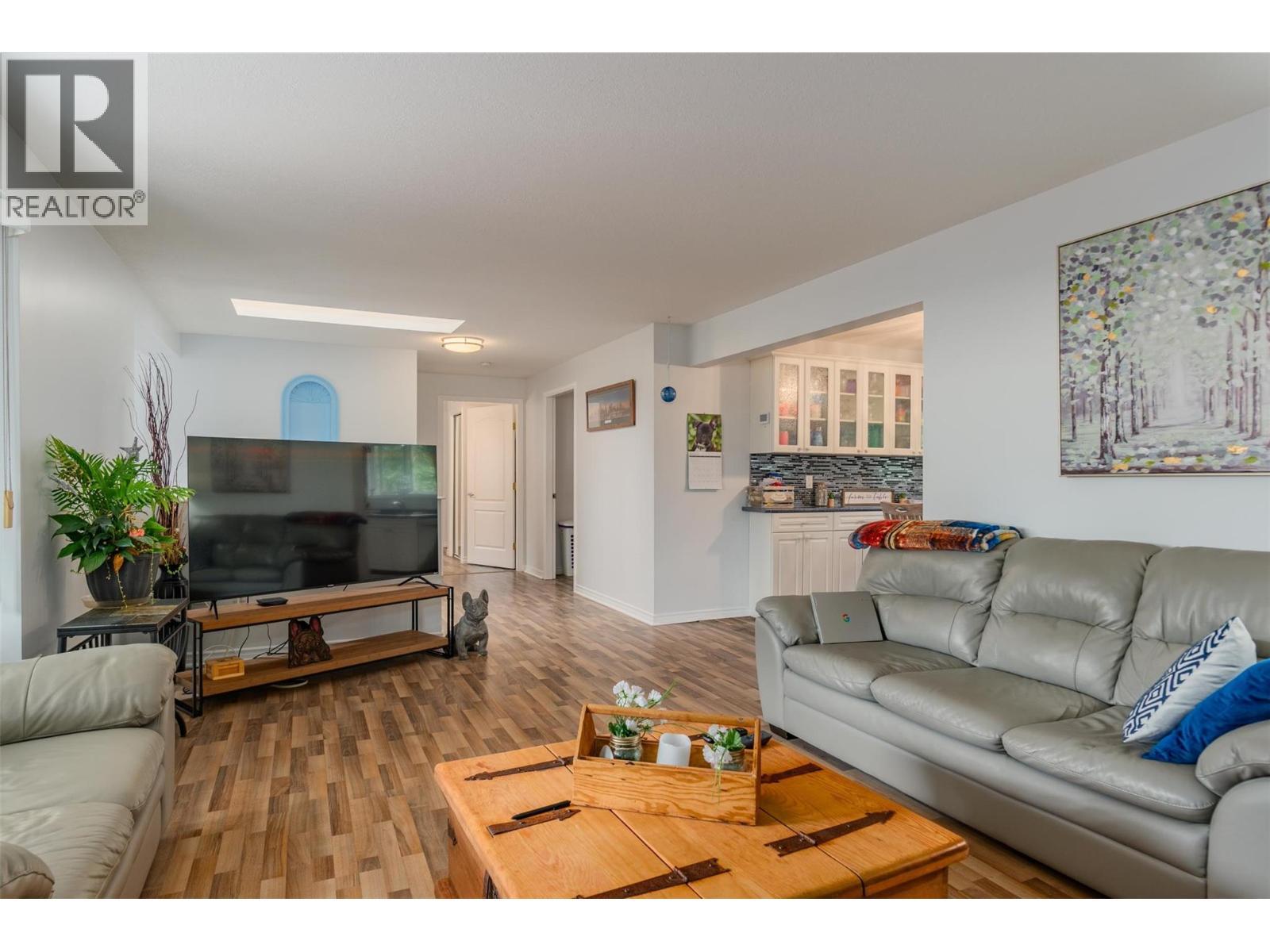 705 8Th Avenue, Montrose, BC - Indoor Photo Showing Living Room