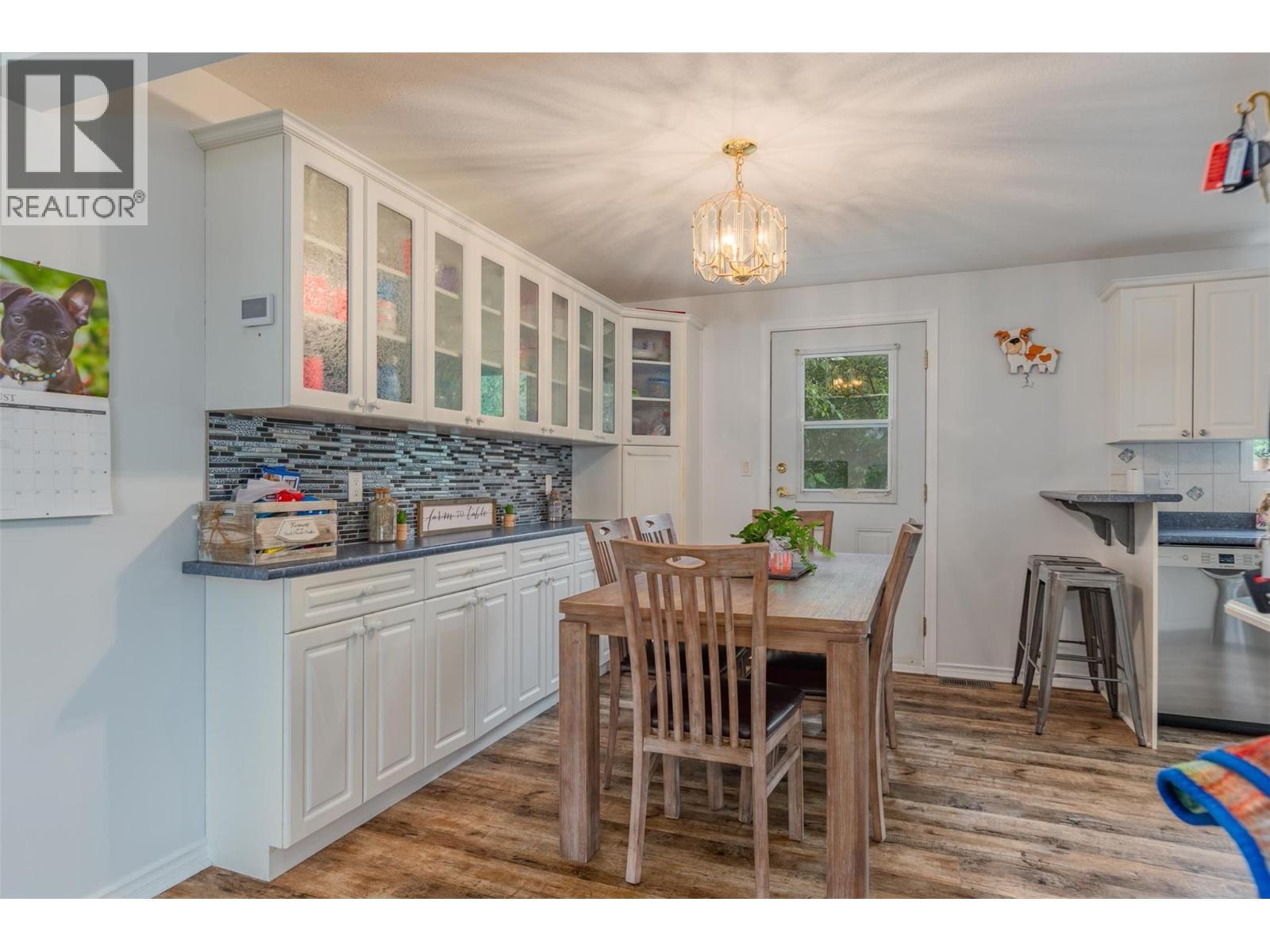 705 8Th Avenue, Montrose, BC - Indoor Photo Showing Dining Room