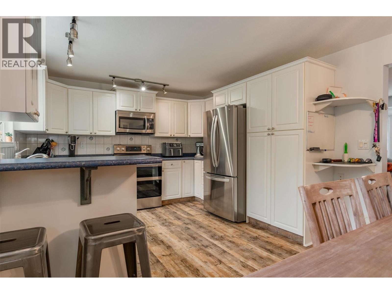 705 8Th Avenue, Montrose, BC - Indoor Photo Showing Kitchen