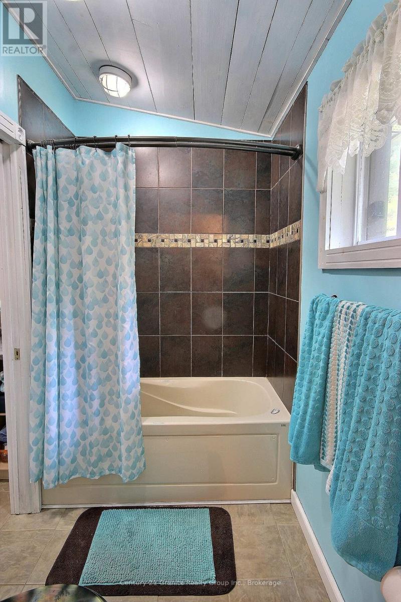 1082 Green Lake Road, Algonquin Highlands (Stanhope), ON - Indoor Photo Showing Bathroom