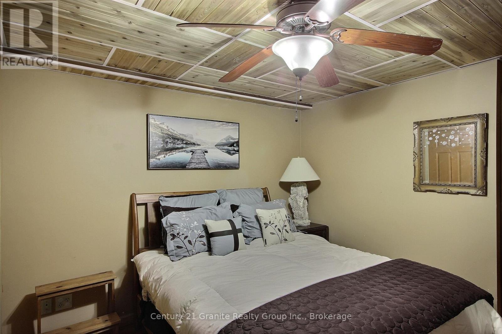 1082 Green Lake Road, Algonquin Highlands (Stanhope), ON - Indoor Photo Showing Bedroom