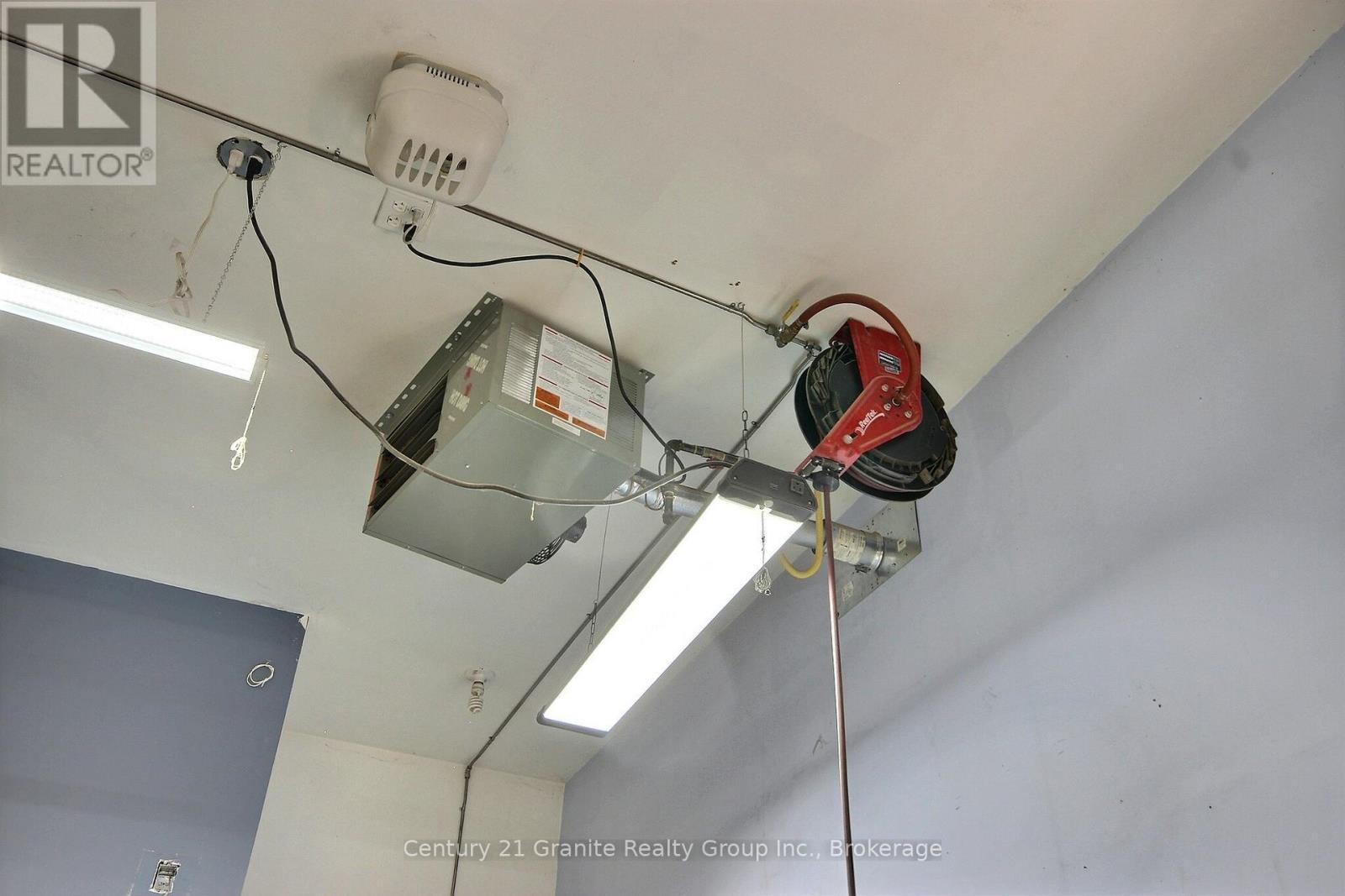 Propane Heat and compressor hose. - 1082 Green Lake Road, Algonquin Highlands (Stanhope), ON -