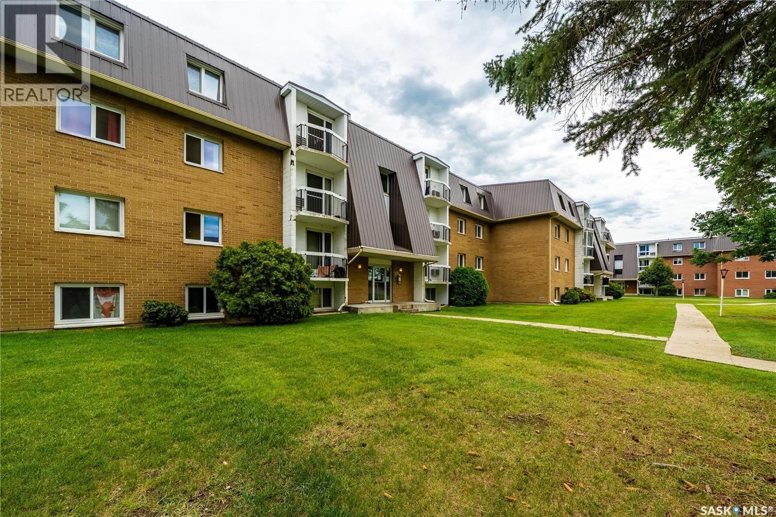 11 35 Centennial Street, Regina, SK - Outdoor