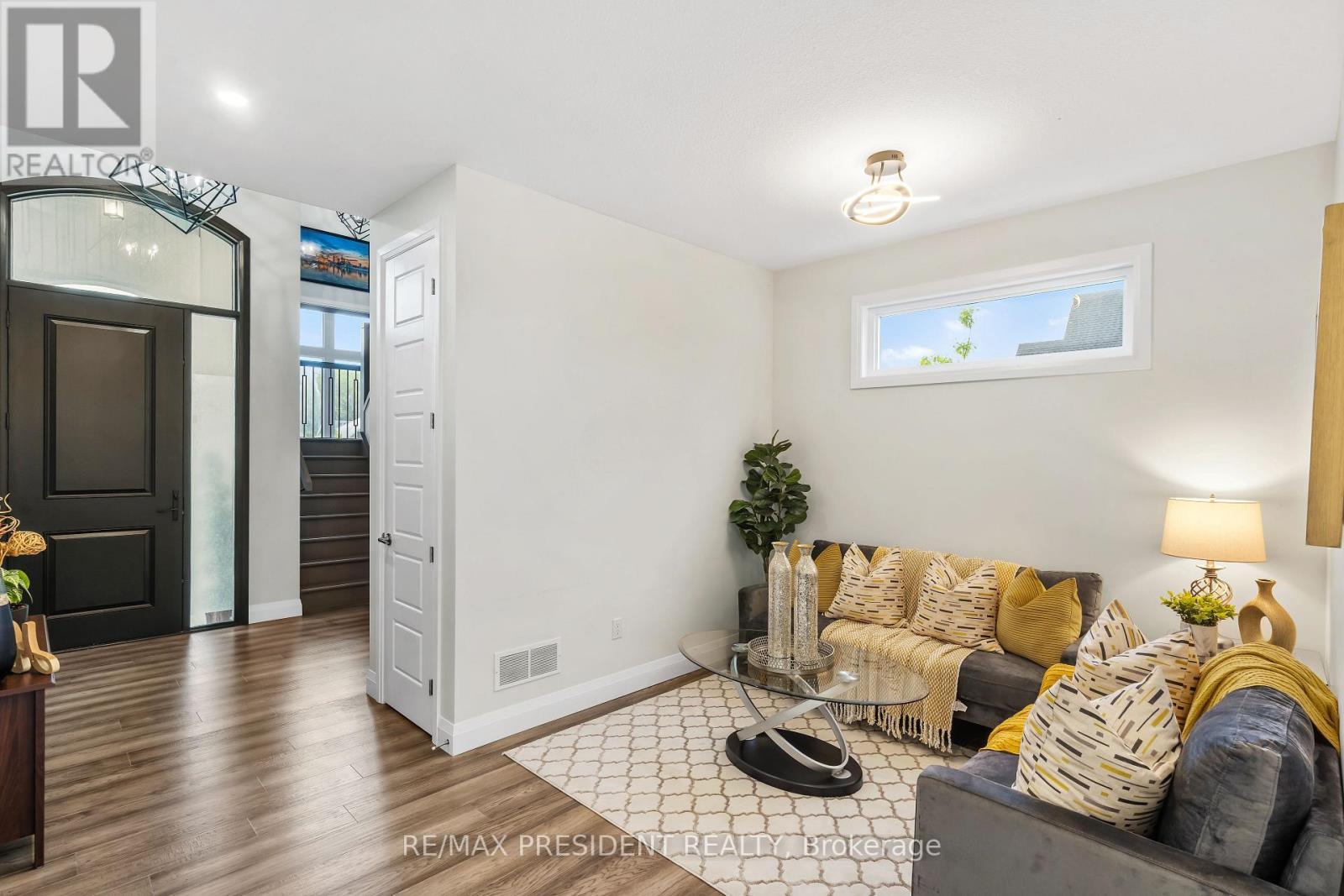 191 Foxborough Place, Thames Centre, ON - Indoor Photo Showing Living Room