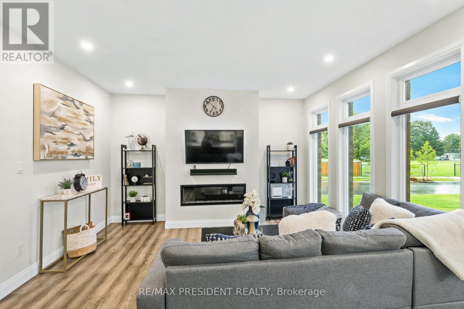 191 Foxborough Place, Thames Centre, ON - Indoor Photo Showing Living Room With Fireplace