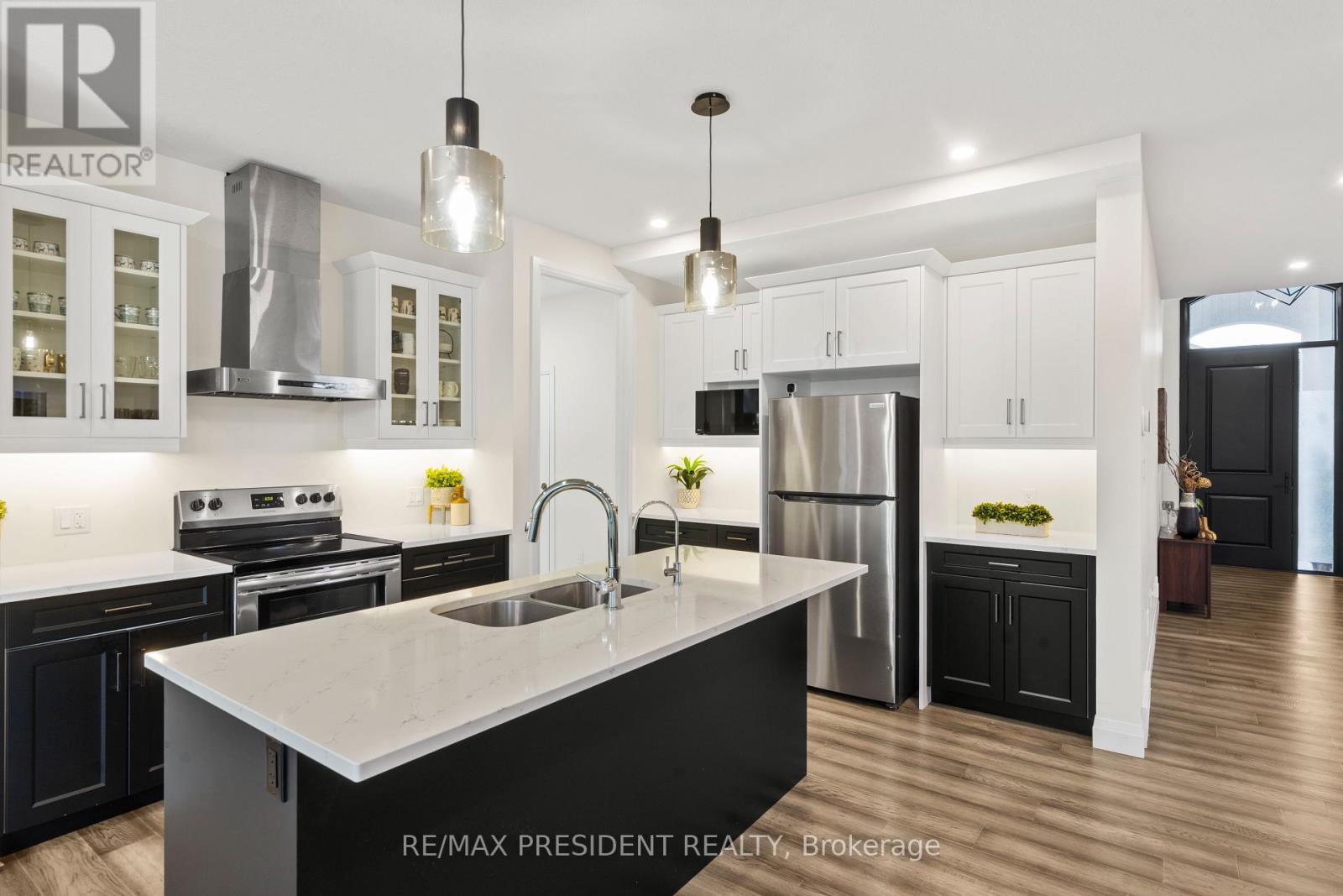 191 Foxborough Place, Thames Centre, ON - Indoor Photo Showing Kitchen With Double Sink With Upgraded Kitchen