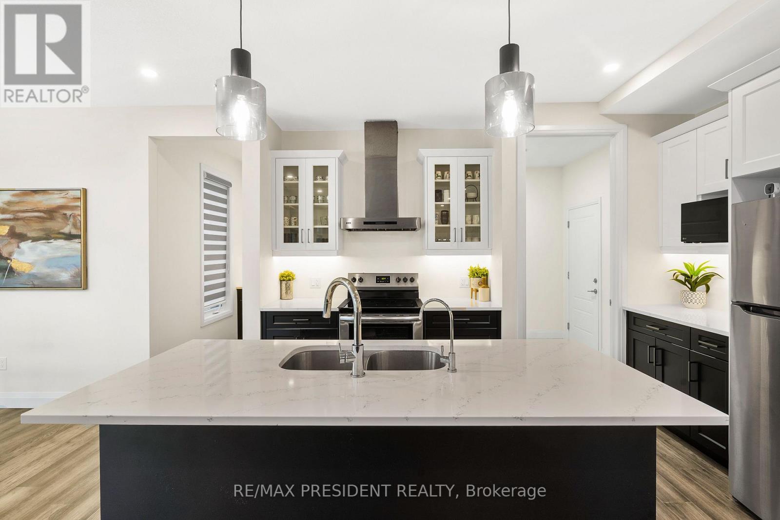 191 Foxborough Place, Thames Centre, ON - Indoor Photo Showing Kitchen With Double Sink With Upgraded Kitchen