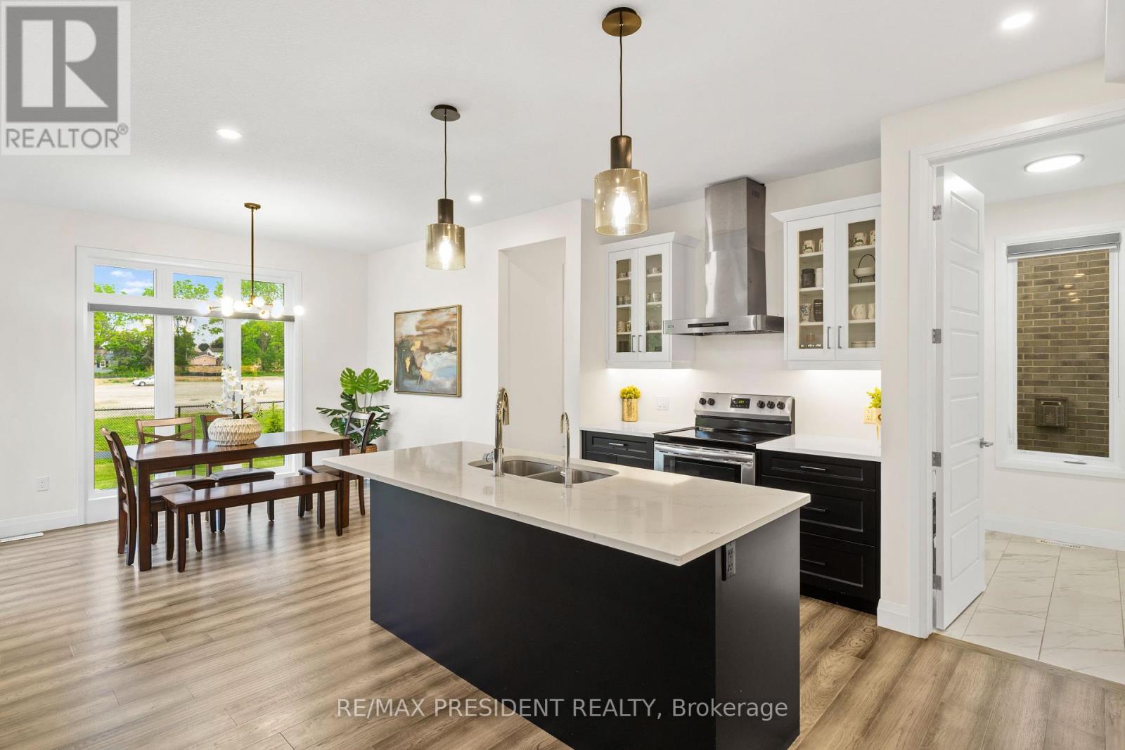 191 Foxborough Place, Thames Centre, ON - Indoor Photo Showing Kitchen With Double Sink With Upgraded Kitchen