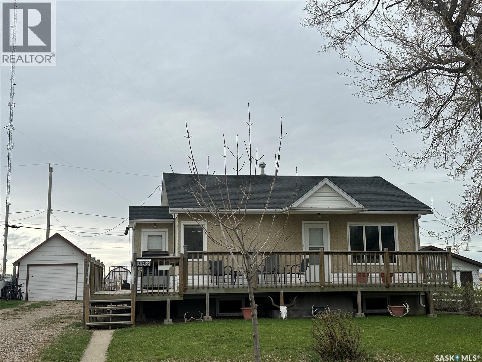 102 9Th Avenue Se, Weyburn, SK - Outdoor With Deck Patio Veranda