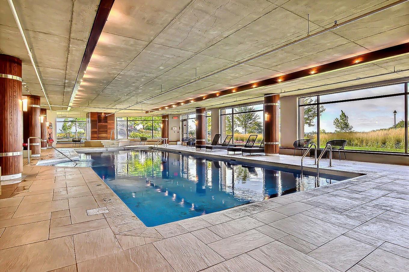 Piscine - 807-300 Av. Des Sommets, Montréal (Verdun/Île-Des-Soeurs), QC - Indoor Photo Showing Other Room With In Ground Pool