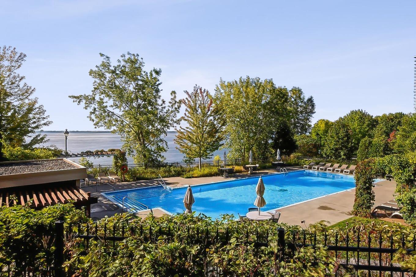 Piscine - 807-300 Av. Des Sommets, Montréal (Verdun/Île-Des-Soeurs), QC - Outdoor With In Ground Pool With Backyard