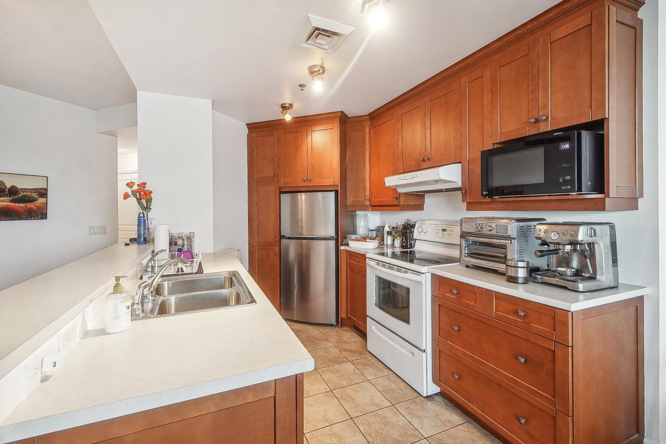 Cuisine - 807-300 Av. Des Sommets, Montréal (Verdun/Île-Des-Soeurs), QC - Indoor Photo Showing Kitchen With Double Sink