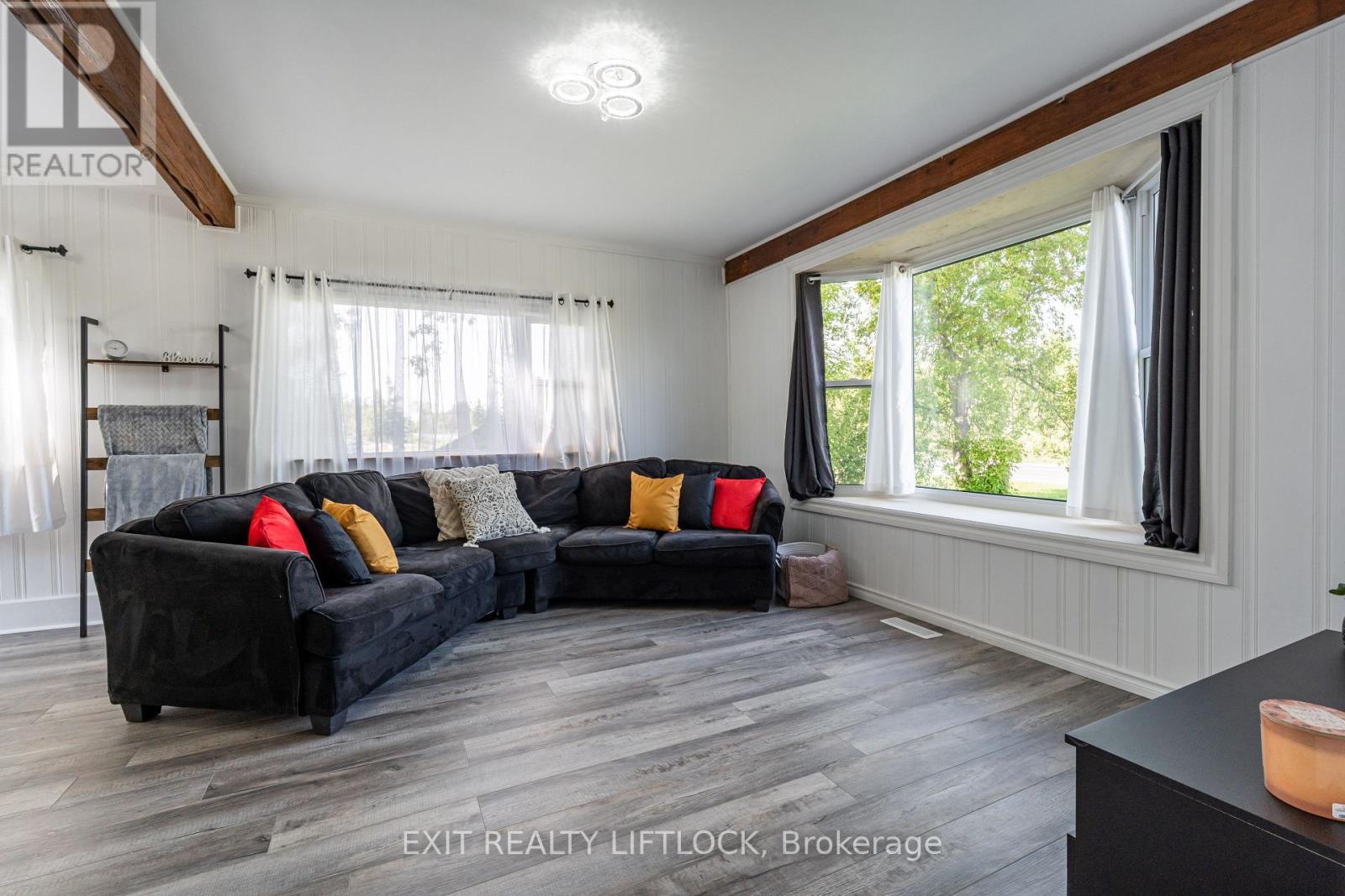 1301 County Rd 28, Otonabee-South Monaghan, ON - Indoor Photo Showing Living Room