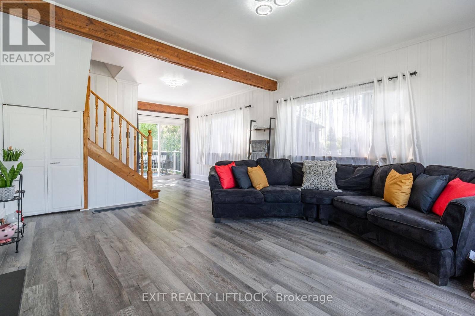 1301 County Rd 28, Otonabee-South Monaghan, ON - Indoor Photo Showing Living Room