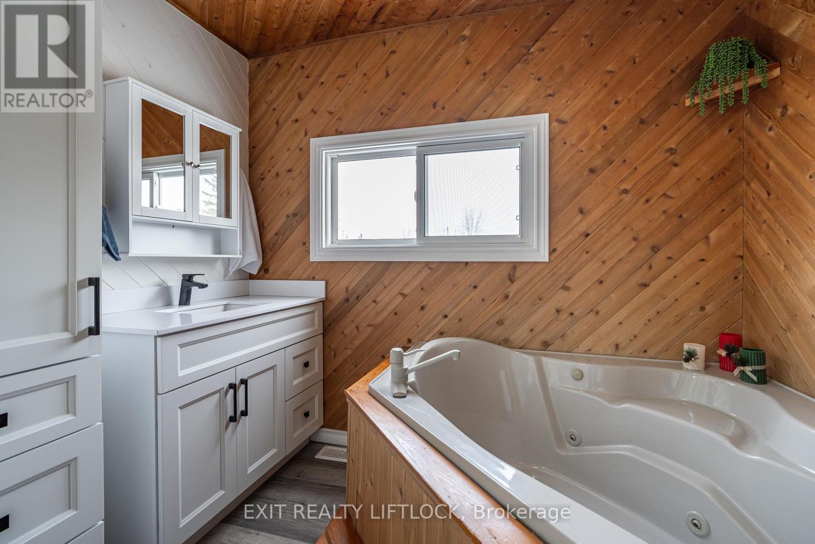 1301 County Rd 28, Otonabee-South Monaghan, ON - Indoor Photo Showing Bathroom