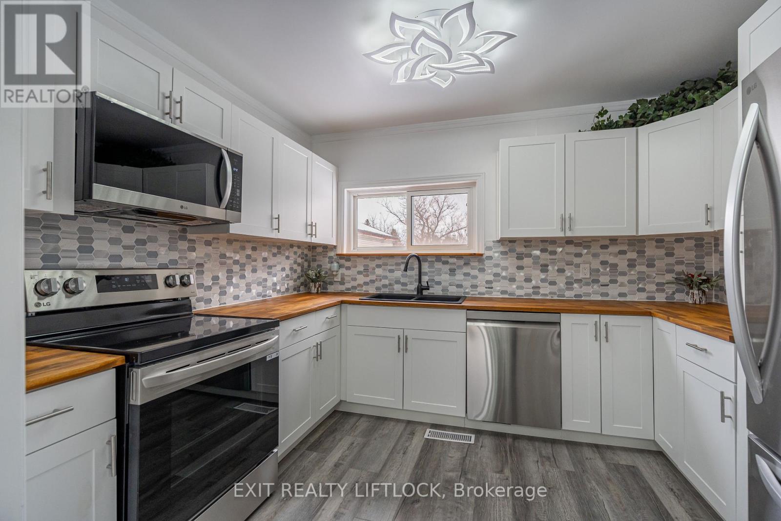 1301 County Rd 28, Otonabee-South Monaghan, ON - Indoor Photo Showing Kitchen