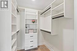 Walk-in Closet -