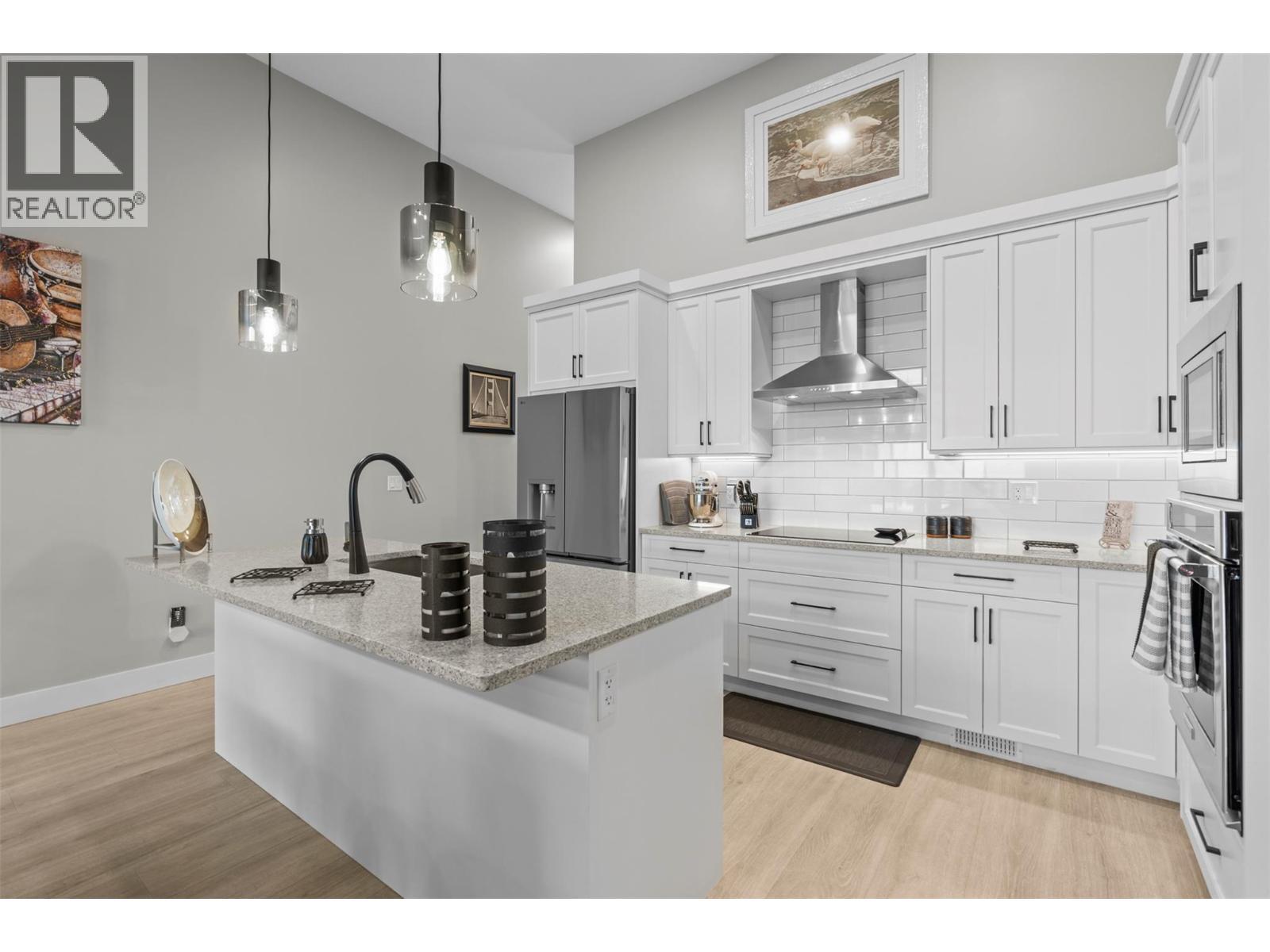 269 Diamond Way Unit# 13, Vernon, BC - Indoor Photo Showing Kitchen With Stainless Steel Kitchen With Upgraded Kitchen