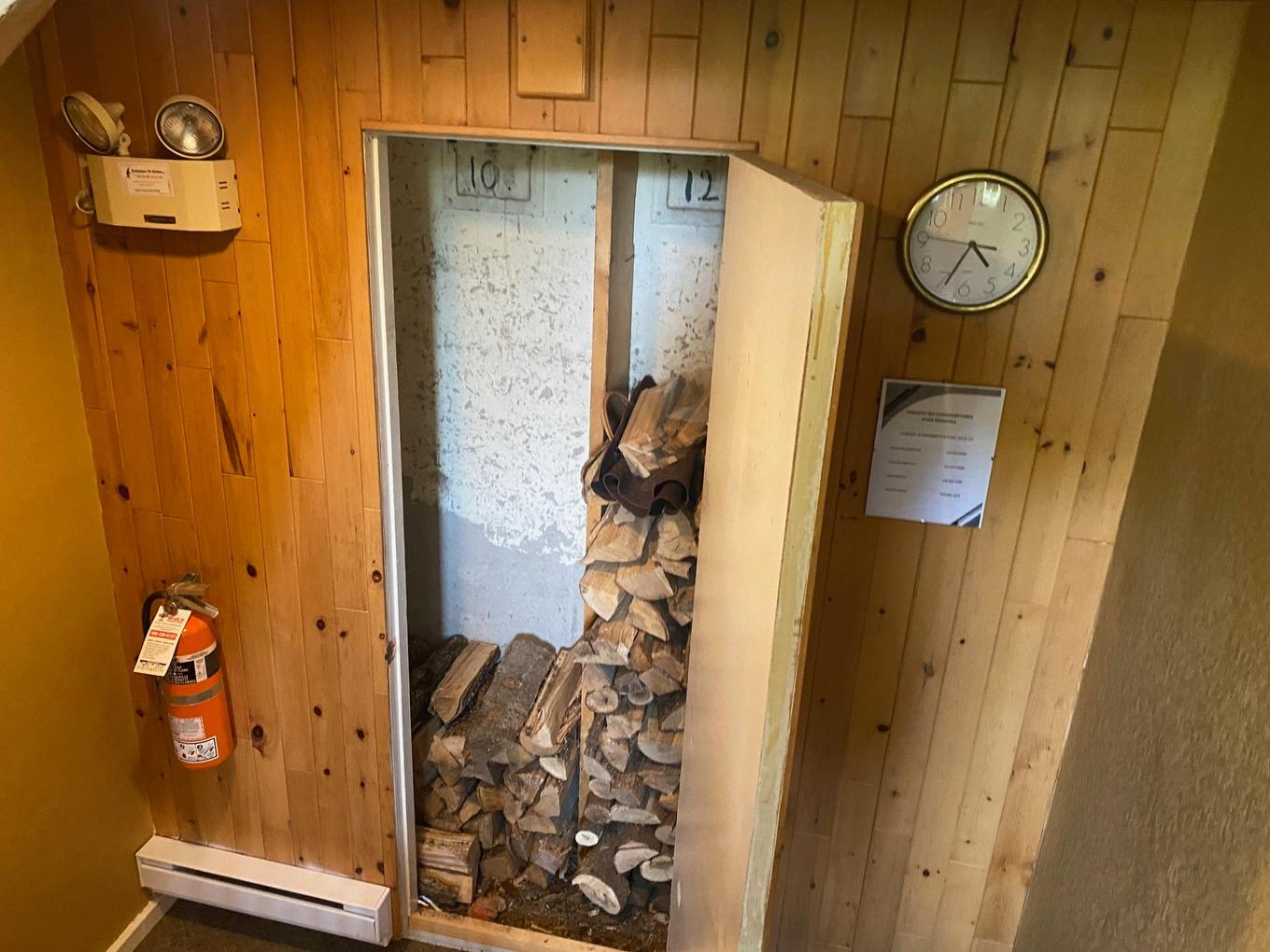 Shed - 10-280 Rue De Grenoble, Sainte-Adèle, QC - Indoor Photo Showing Other Room