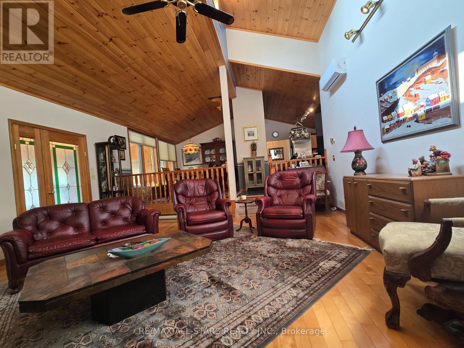 321 Rabys Shore Drive, Kawartha Lakes (Fenelon Falls), ON - Indoor Photo Showing Living Room