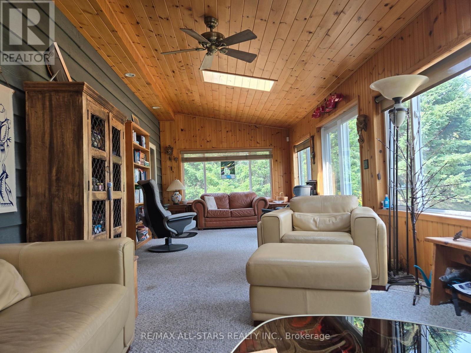 321 Rabys Shore Drive, Kawartha Lakes (Fenelon Falls), ON - Indoor Photo Showing Living Room