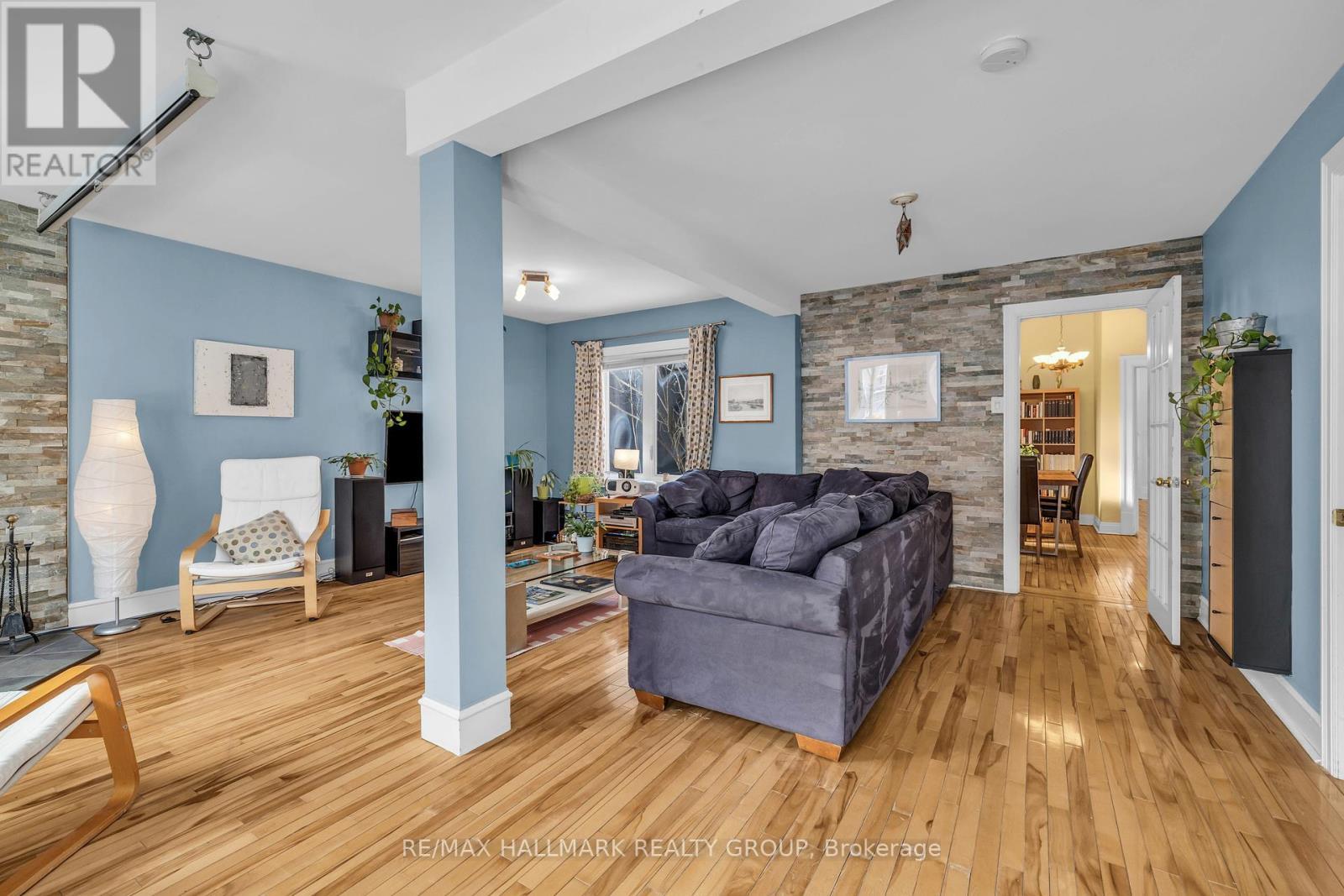 396 Daly Avenue, Ottawa, ON - Indoor Photo Showing Living Room With Fireplace