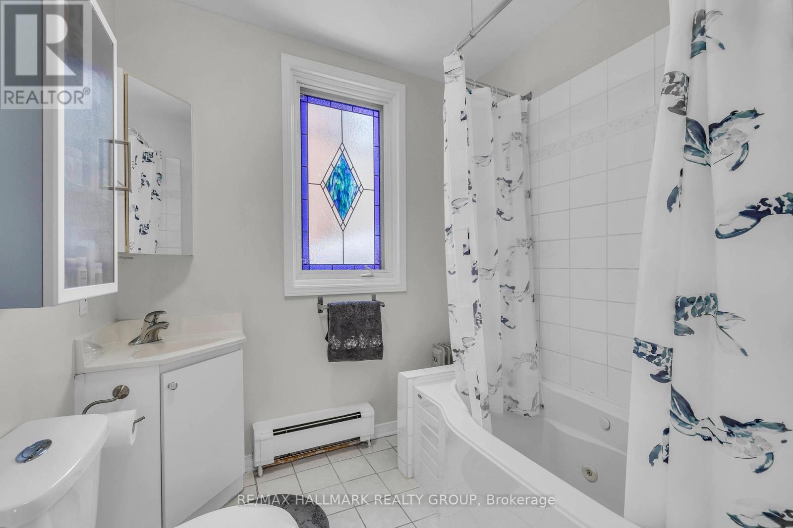 main level, full bathroom - 396 Daly Avenue, Ottawa, ON - Indoor Photo Showing Bathroom