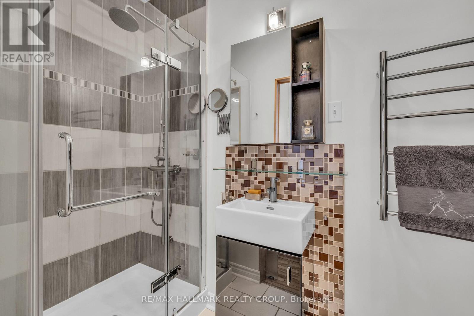 and three piece en-suite - 396 Daly Avenue, Ottawa, ON - Indoor Photo Showing Bathroom