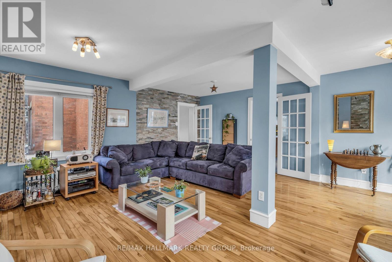 396 Daly Avenue, Ottawa, ON - Indoor Photo Showing Living Room